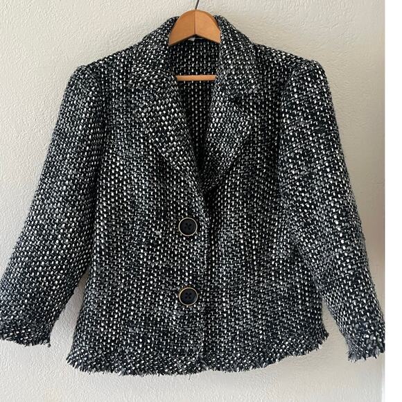 Women's CAbi Black White Tweed 2 Large Button Frayed Blazer Jacket Size Large - Picture 2 of 8